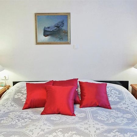 Cozy Apartment With A Balcony And A Sea View Брела Екстериор снимка