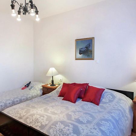 Cozy Apartment With A Balcony And A Sea View Брела Екстериор снимка