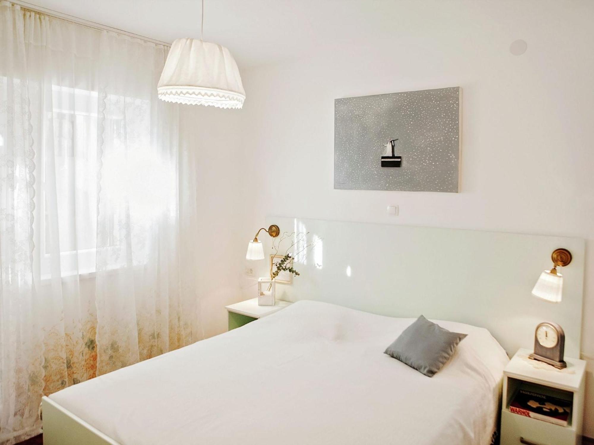 Cozy Apartment With A Balcony And A Sea View Брела Екстериор снимка