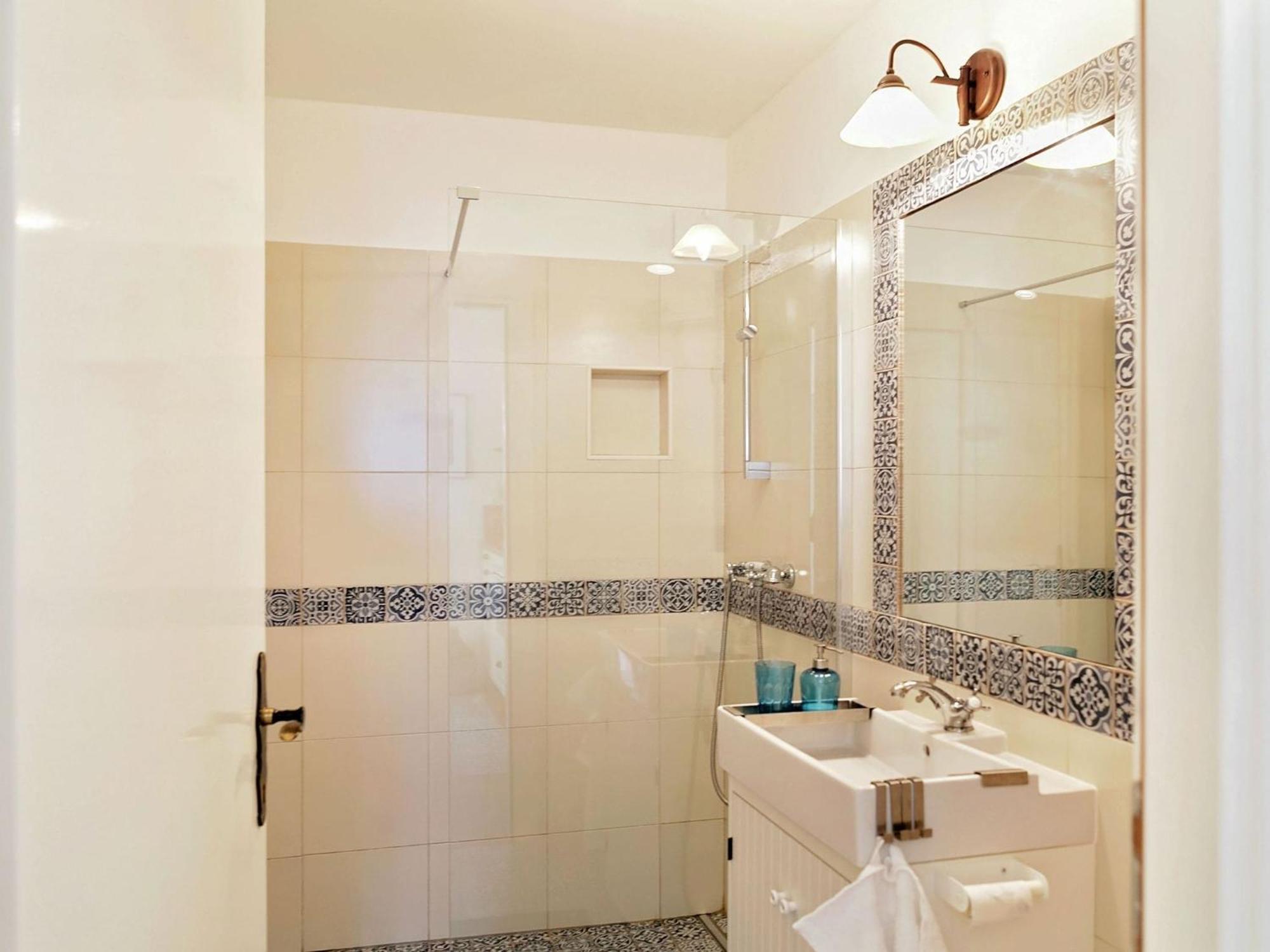 Cozy Apartment With A Balcony And A Sea View Брела Екстериор снимка