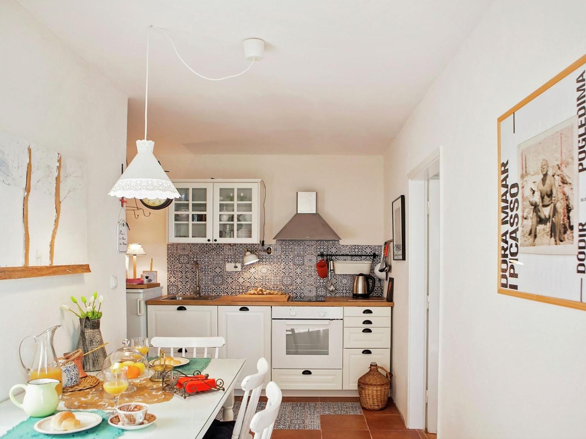 Cozy Apartment With A Balcony And A Sea View Брела Екстериор снимка