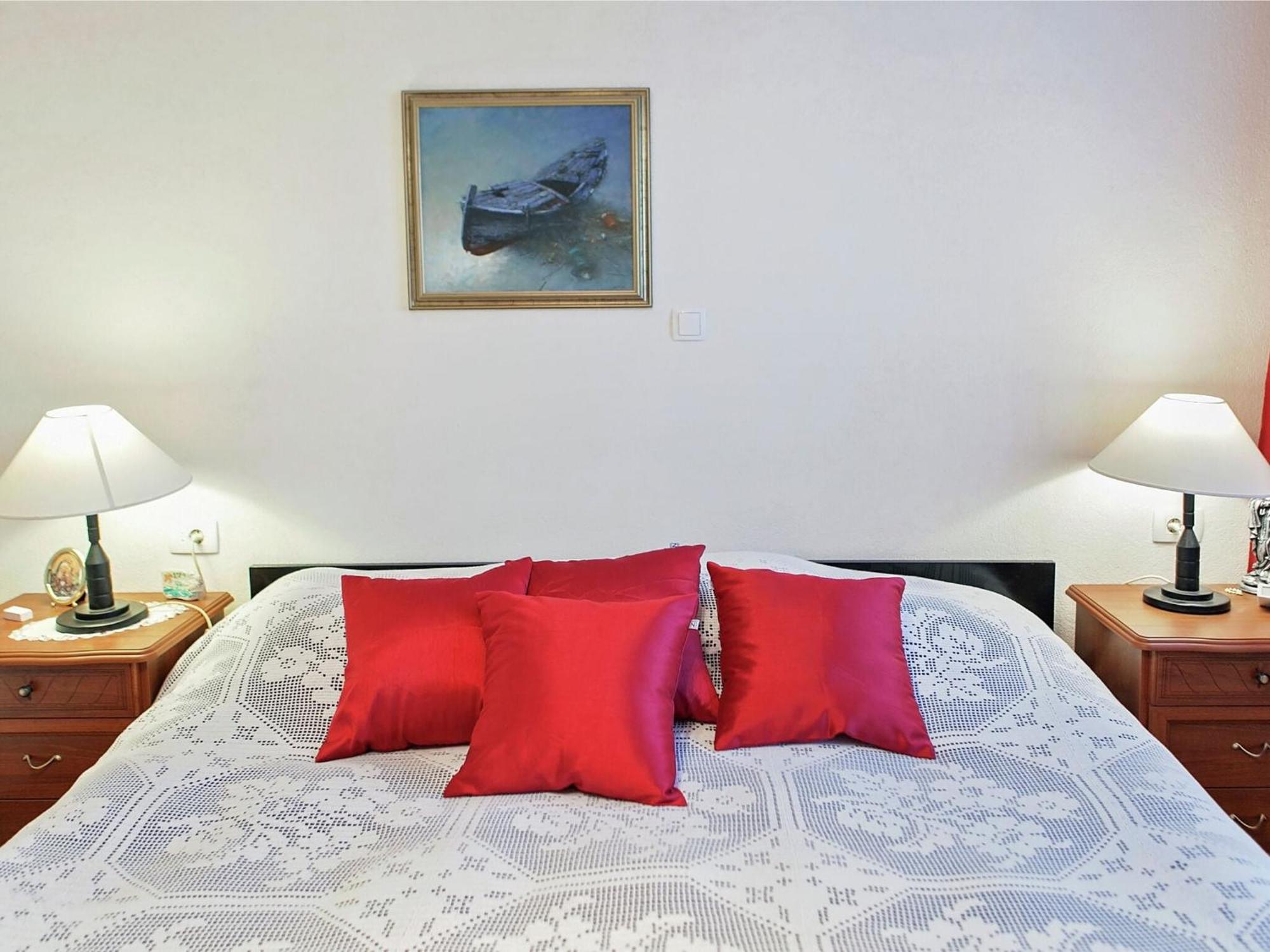 Cozy Apartment With A Balcony And A Sea View Брела Екстериор снимка