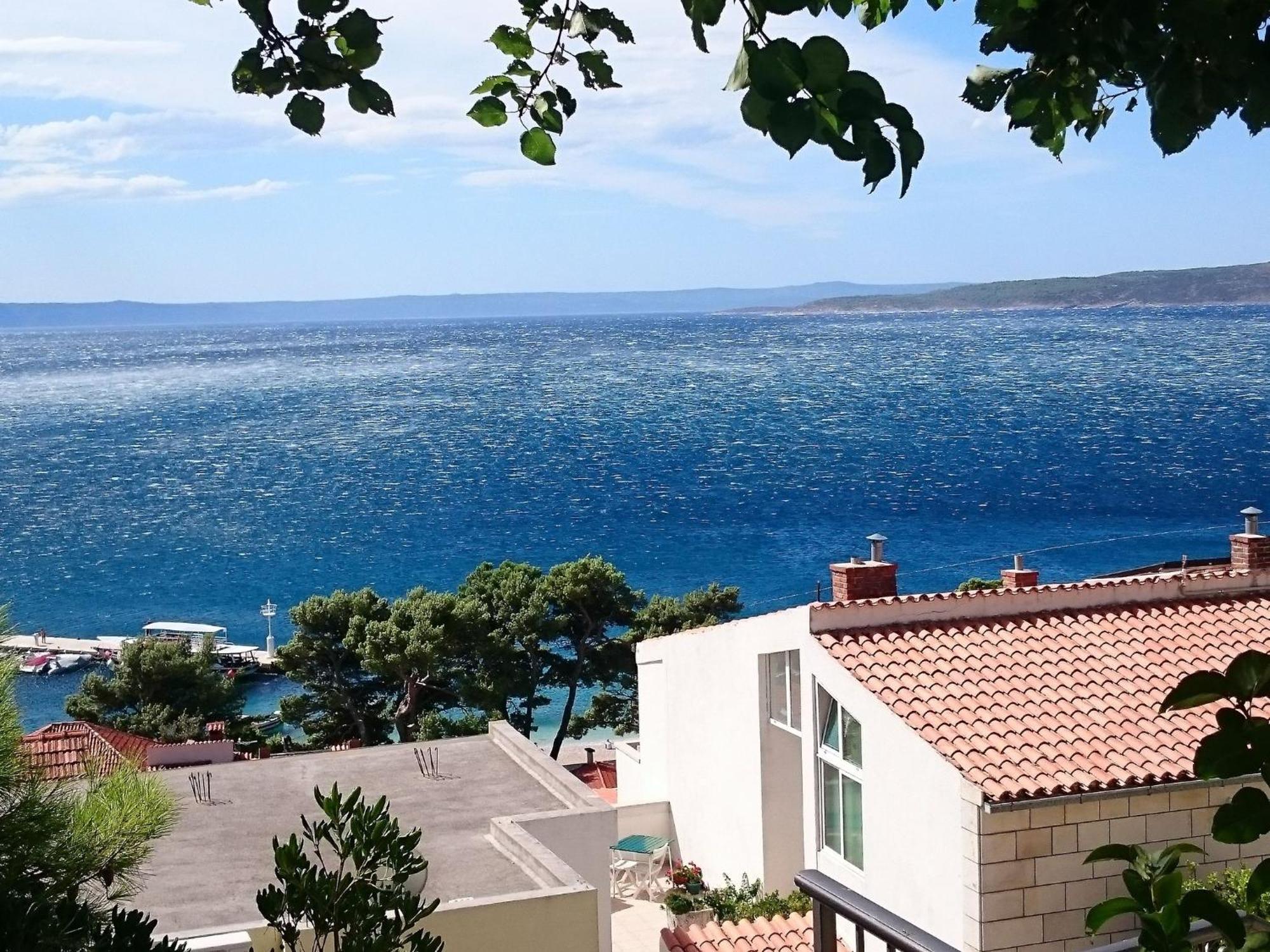 Cozy Apartment With A Balcony And A Sea View Брела Екстериор снимка