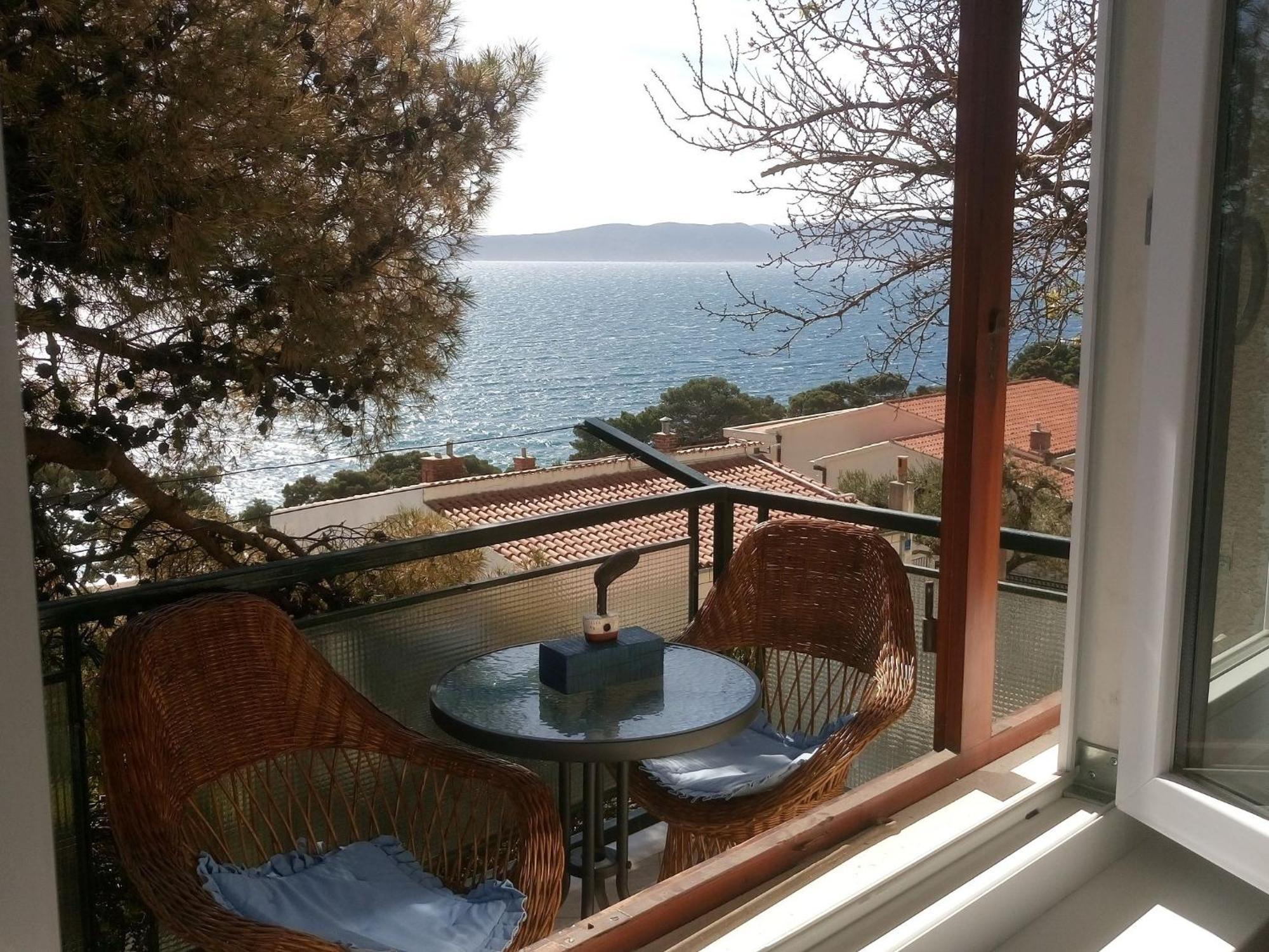 Cozy Apartment With A Balcony And A Sea View Брела Екстериор снимка