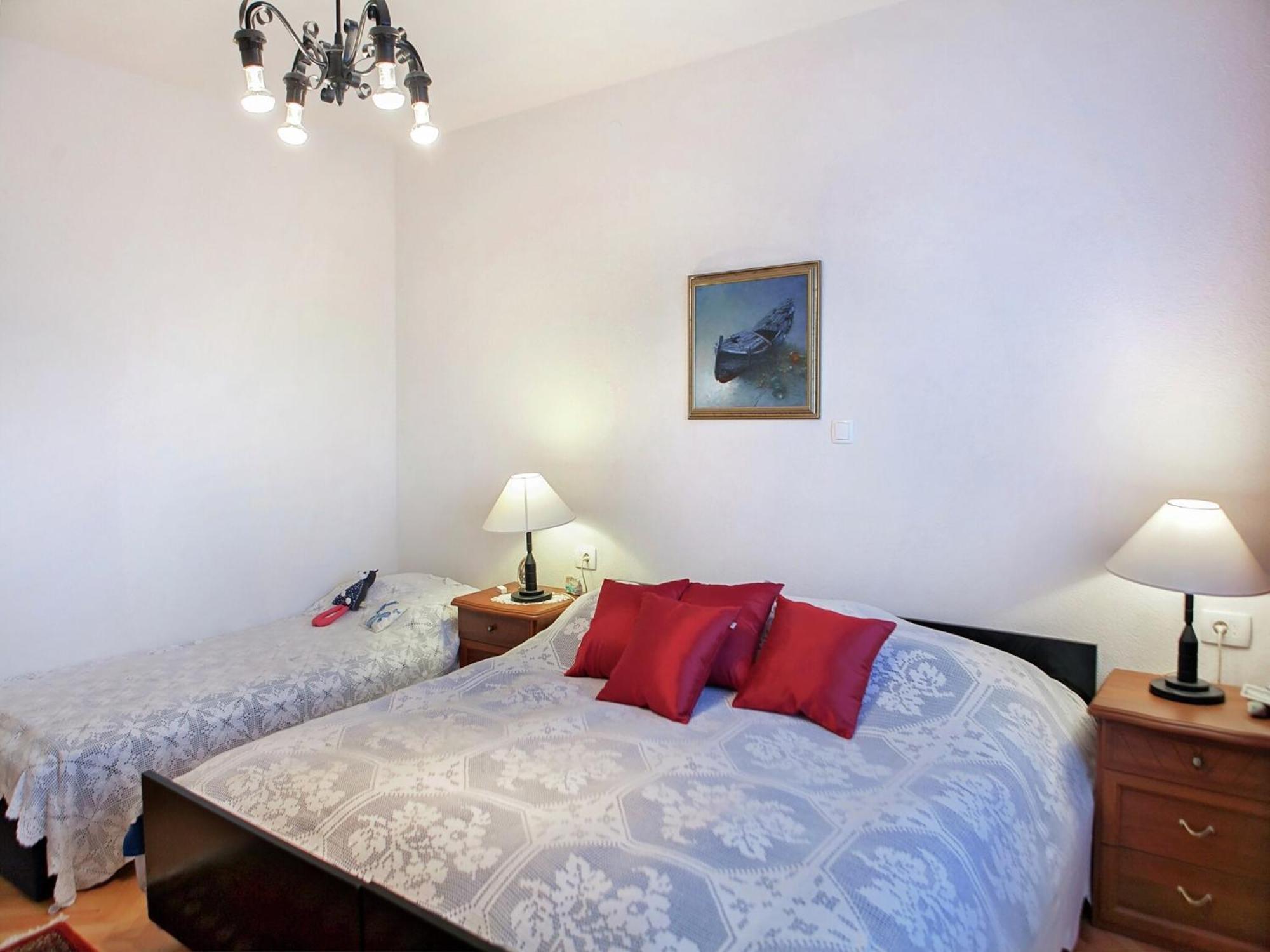 Cozy Apartment With A Balcony And A Sea View Брела Екстериор снимка