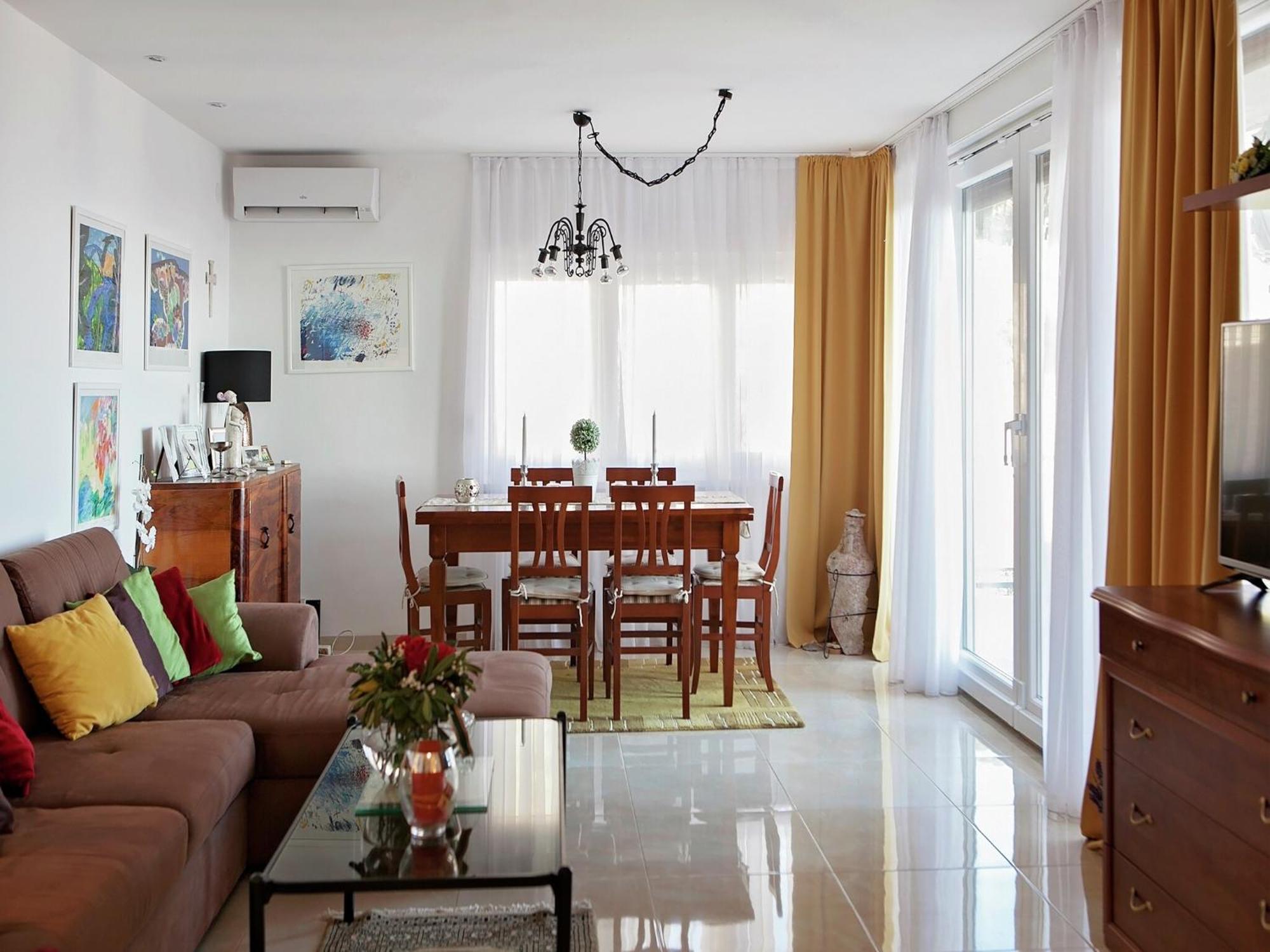 Cozy Apartment With A Balcony And A Sea View Брела Екстериор снимка