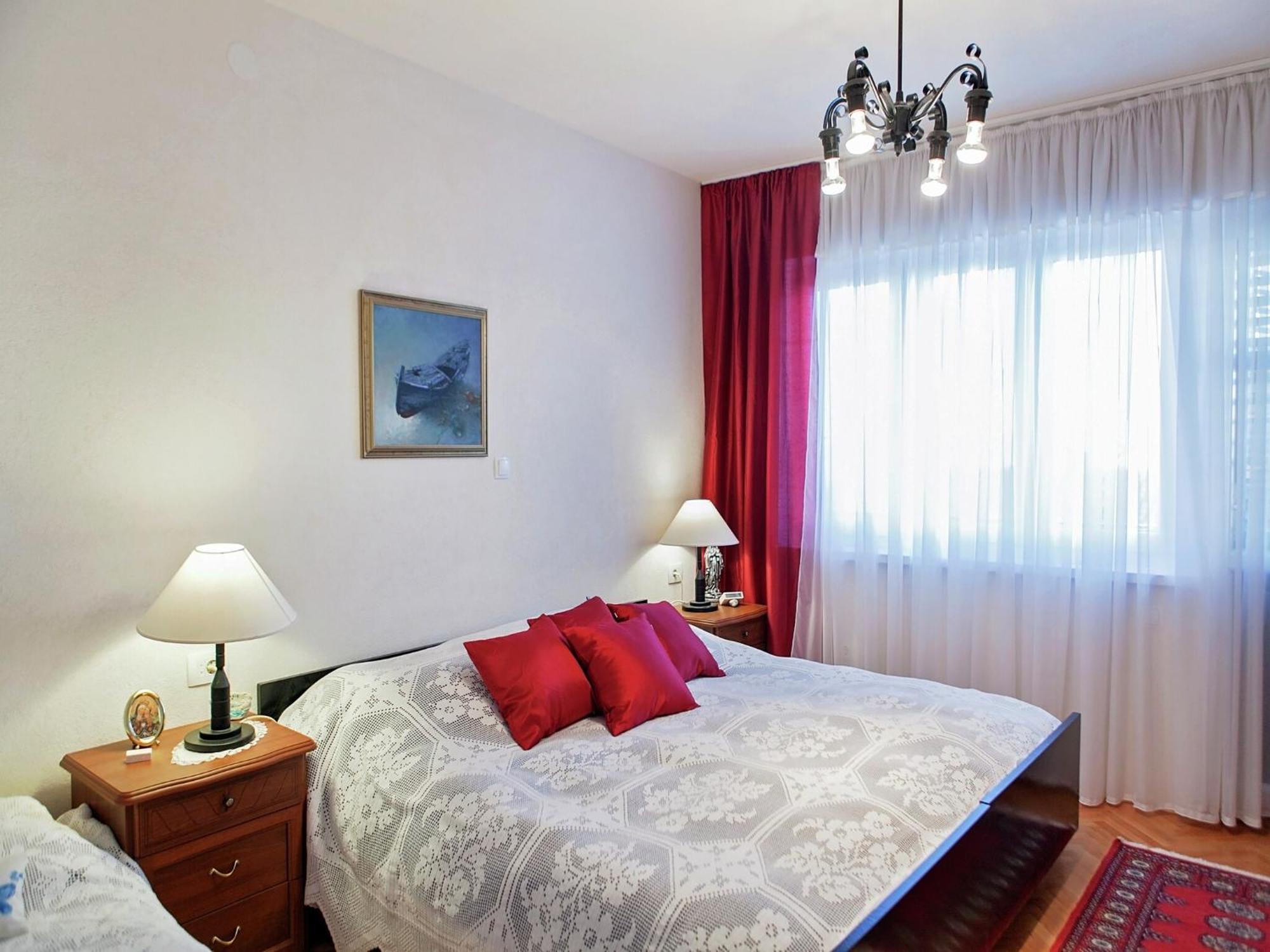 Cozy Apartment With A Balcony And A Sea View Брела Екстериор снимка
