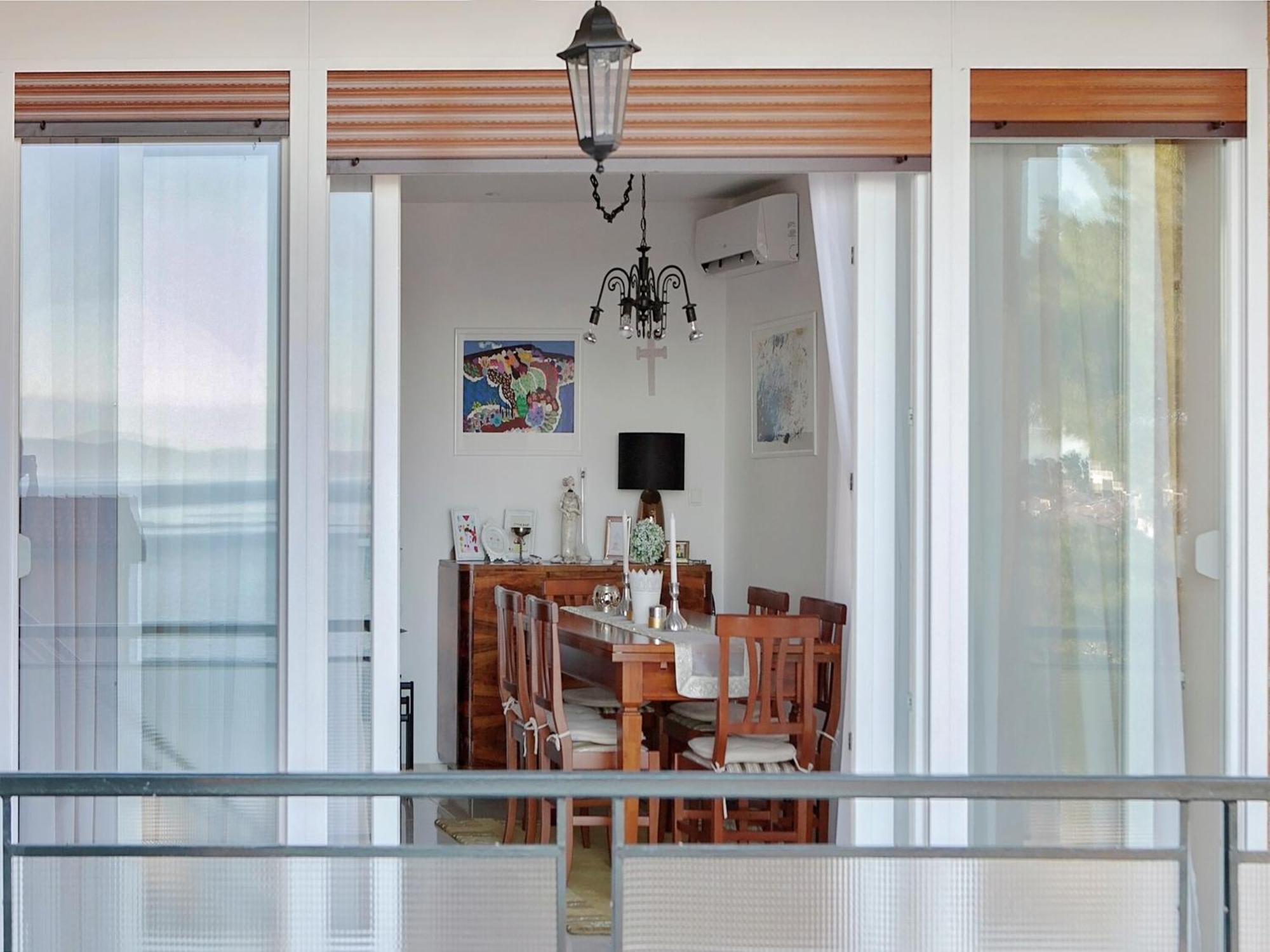 Cozy Apartment With A Balcony And A Sea View Брела Екстериор снимка