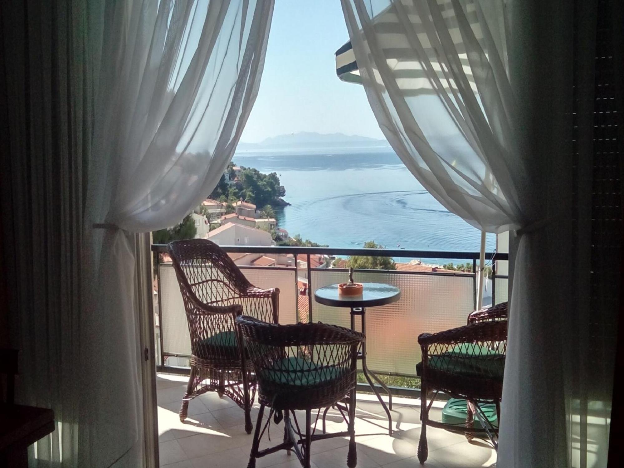 Cozy Apartment With A Balcony And A Sea View Брела Екстериор снимка