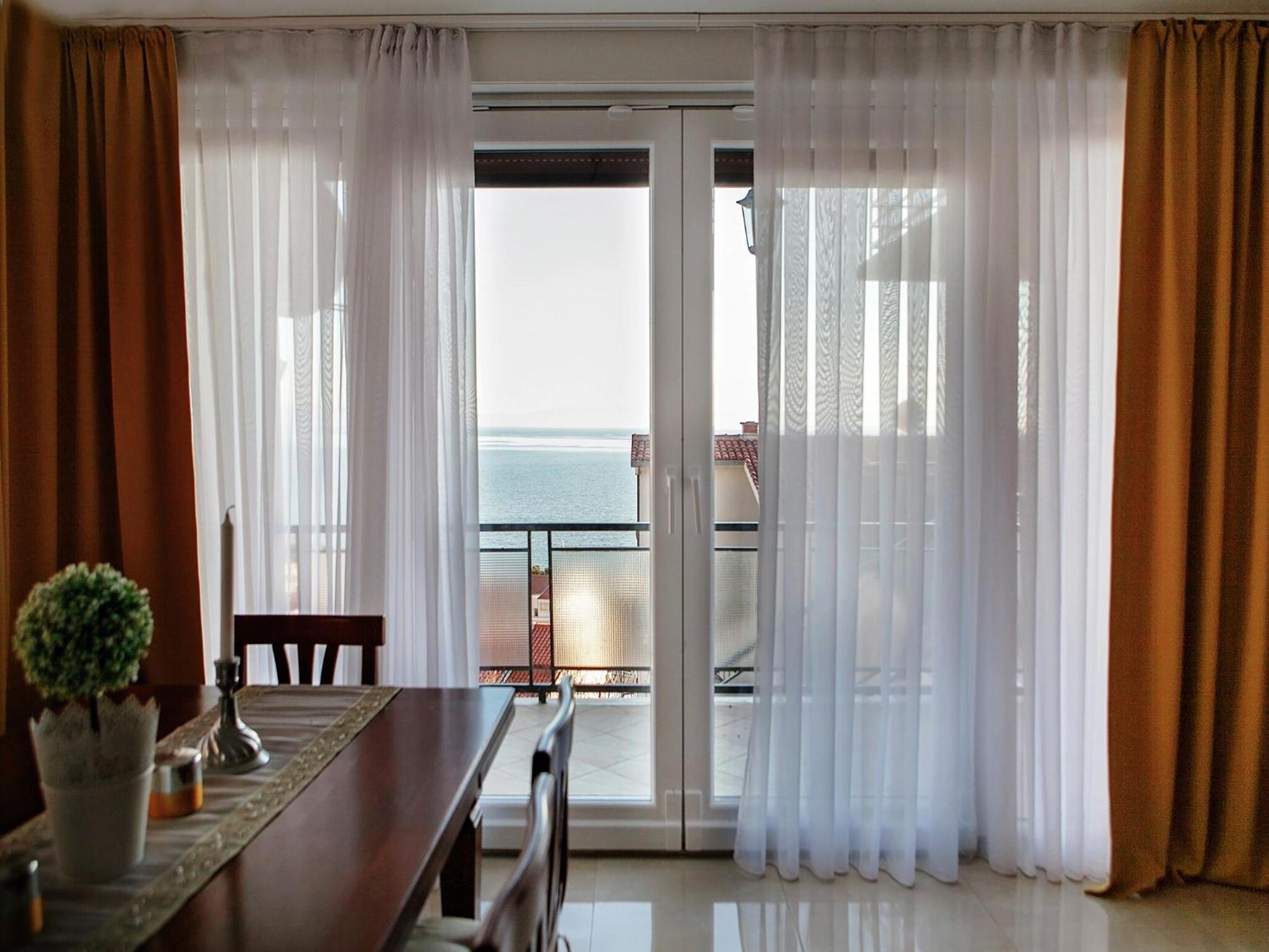 Cozy Apartment With A Balcony And A Sea View Брела Екстериор снимка