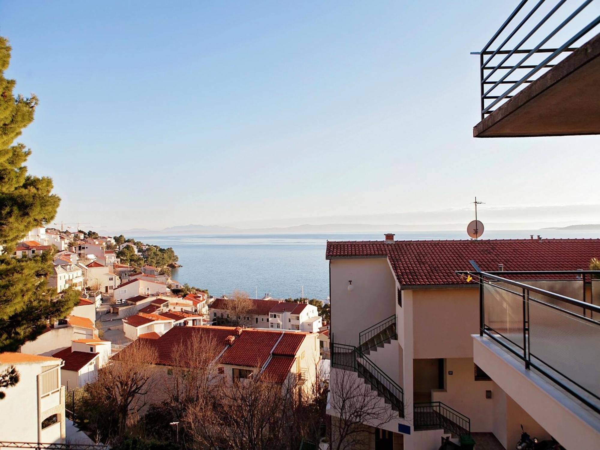 Cozy Apartment With A Balcony And A Sea View Брела Екстериор снимка