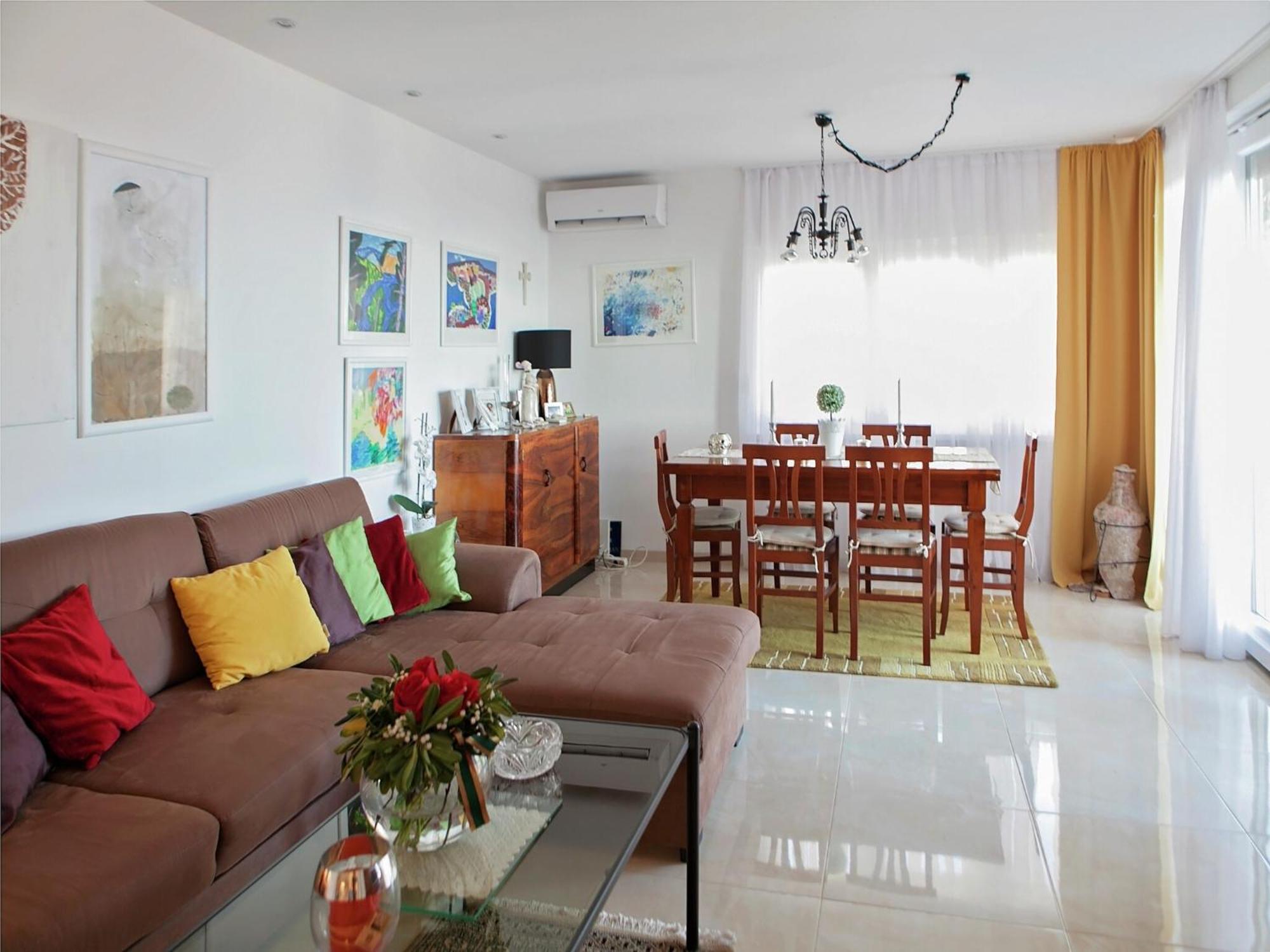 Cozy Apartment With A Balcony And A Sea View Брела Екстериор снимка