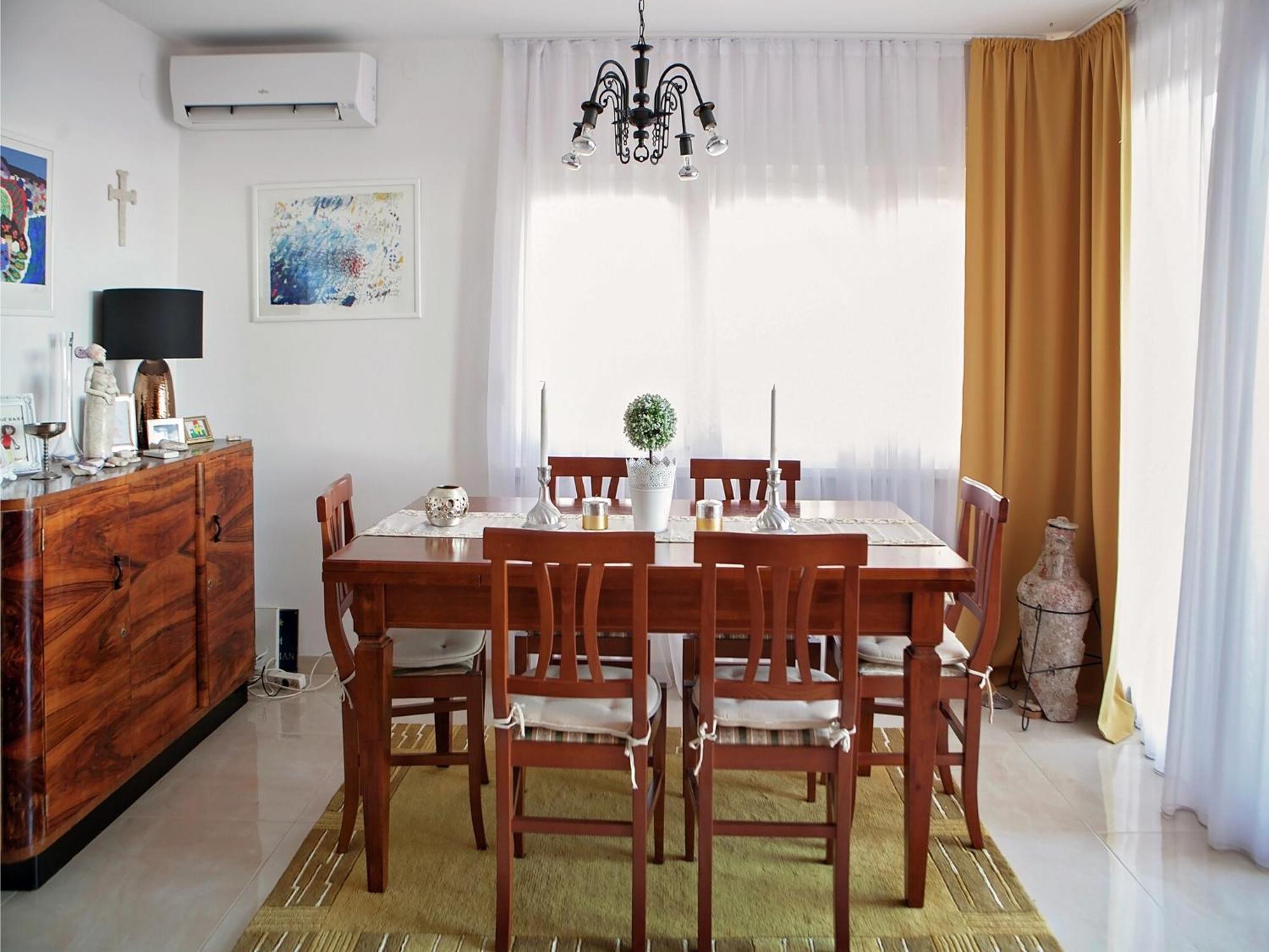 Cozy Apartment With A Balcony And A Sea View Брела Екстериор снимка