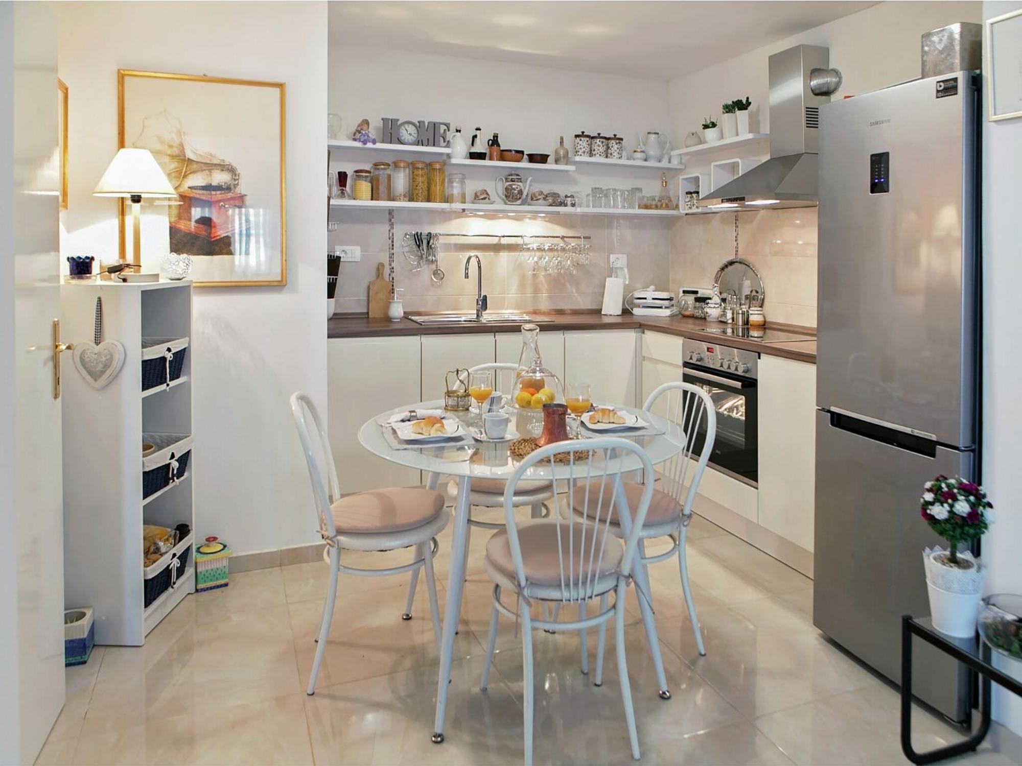Cozy Apartment With A Balcony And A Sea View Брела Екстериор снимка