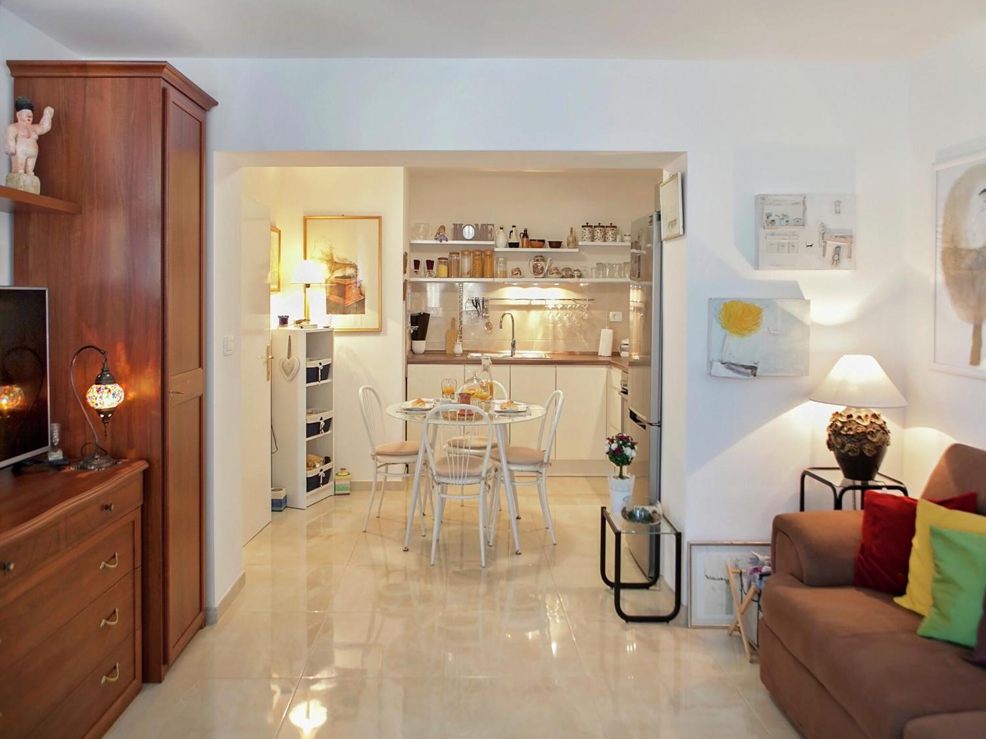 Cozy Apartment With A Balcony And A Sea View Брела Екстериор снимка