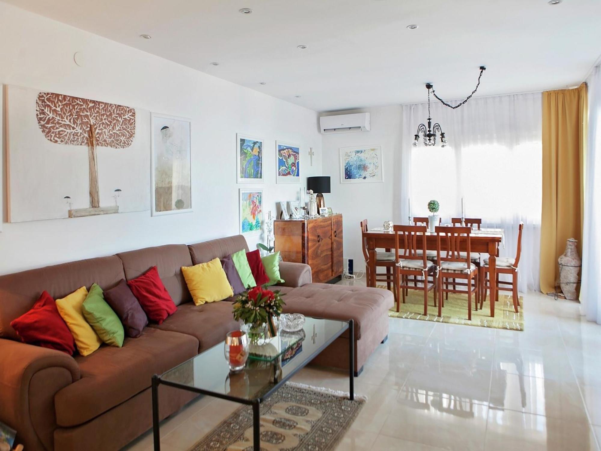 Cozy Apartment With A Balcony And A Sea View Брела Екстериор снимка